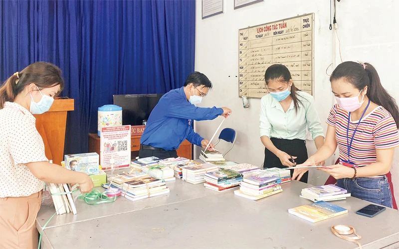 Đoàn viên, thanh niên phường 7, quận Phú Nhuận chuẩn bị trao sách tặng người dân trong khu cách ly.