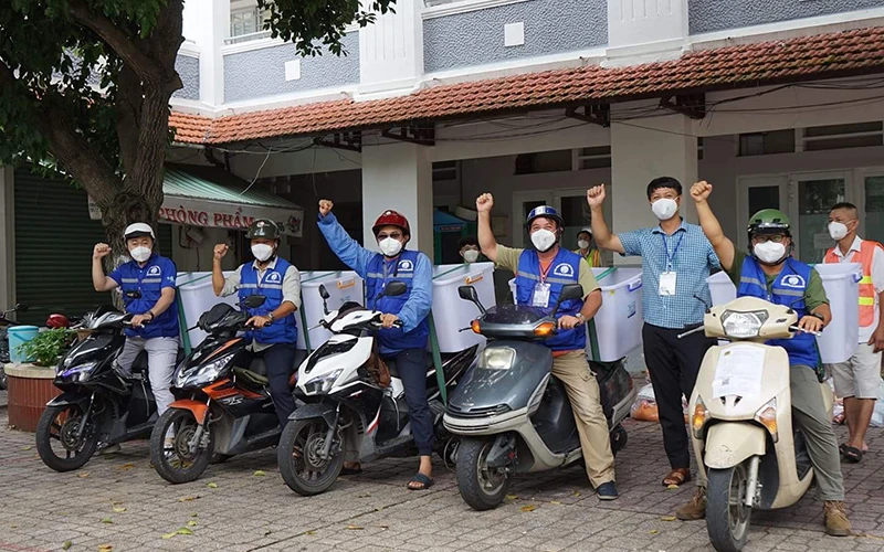 Các tình nguyện viên SOS của Trung tâm An sinh xã hội TP Hồ Chí Minh bắt đầu một ngày giao hàng.