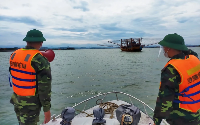 Bộ đội biên phòng Quảng Bình kêu gọi tàu thuyền vào khu neo đậu tránh trú bão.