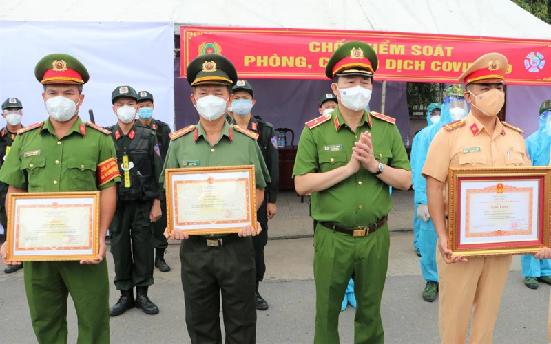Thứ trưởng Bộ Công an Lê Quốc Hùng cùng 3 cán bộ, chiến sĩ được trao tặng Bằng khen.