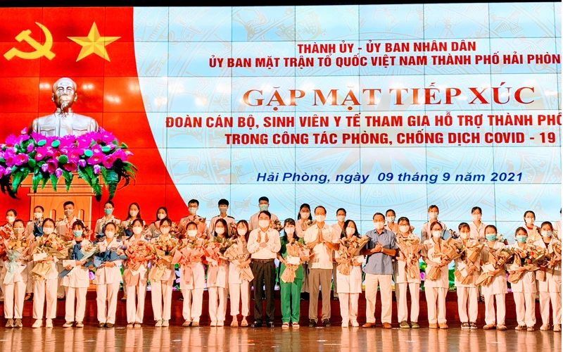 Lãnh đạo thành phố Hải Phòng gặp mặt, động viên đoàn các bộ y tế lên đường hỗ trợ Hà Nội chống dịch.
