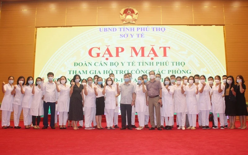 Đoàn cán bộ y tế Phú Thọ thể hiện quyết tâm hoàn thành tốt nhiệm vụ được giao.
