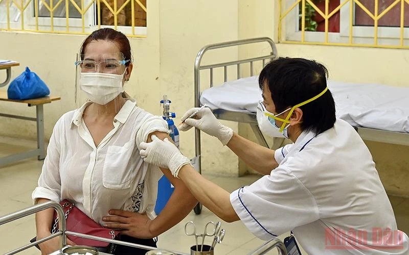 Tiêm vaccine cho người dân tại quận Đống Đa, TP Hà Nội. (Ảnh: DUY LINH)