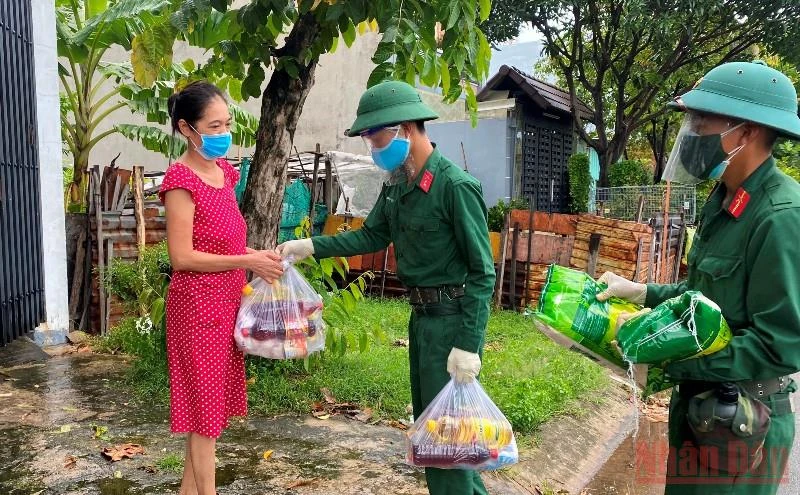 Bộ đội phát quà hỗ trợ cho người dân có hoàn cảnh khó khăn tại phường Tân Thới Hiệp, quận 12 (TP Hồ Chí Minh). (Ảnh: QUANG QUÝ)