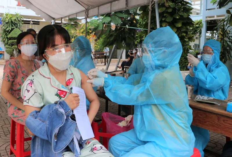 Tiêm vaccine cho người dân tại TP Biên Hòa, tỉnh Đồng Nai. (Ảnh Thiên Vương).