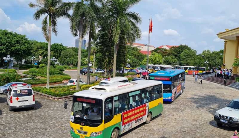 Đoàn xe chở các cán bộ y tế tỉnh Vĩnh Phúc xuất phát lên đường tham gia chống dịch tại Hà Nội.
