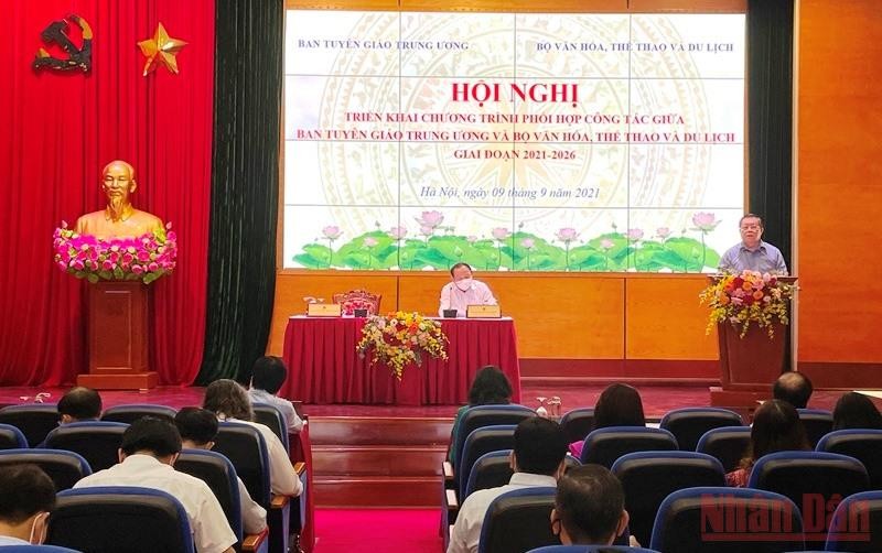 Đồng chí Nguyễn Trọng Nghĩa phát biểu chỉ đạo tại hội nghị.