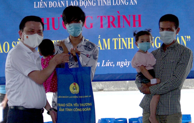 Trao quà cho con công nhân tạm trú tại các khu nhà trọ trên địa bàn huyện Bến Lức, tỉnh Long An.