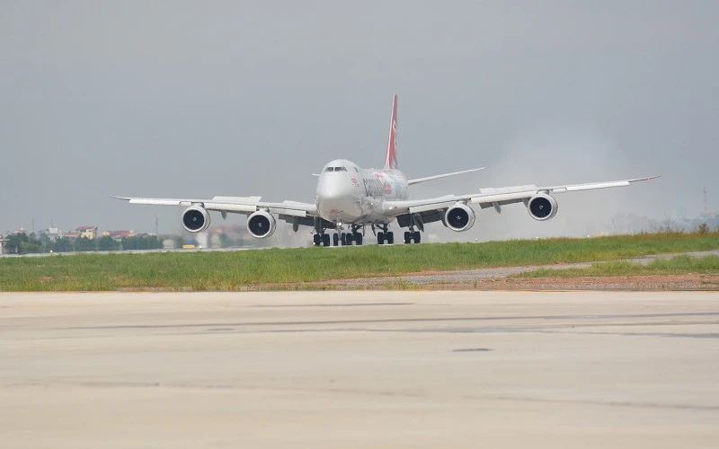 Chuyến bay số hiệu CV7923 của hãng hàng không Cargolux (máy bay Boeing 747 8F- code F) là chuyến bay đầu tiên hạ cánh trên đường băng 1B sân bay Nội Bài sau khi hoàn thành cải tạo, nâng cấp.