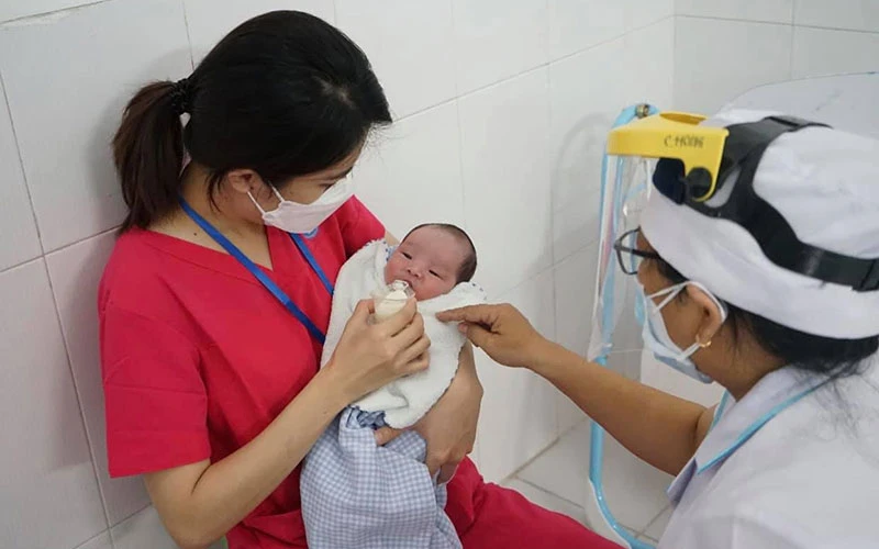 Chăm sóc trẻ vắng mẹ do mắc Covid-19 tại Trung tâm H.O.P.E, TP Hồ Chí Minh (Ảnh: Phương Hằng).