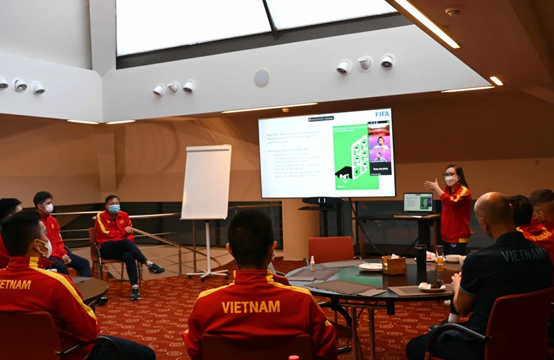 Các cầu thủ đội tuyển futsal Việt Nam xem thuyết trình về VS. (Ảnh: VFF)