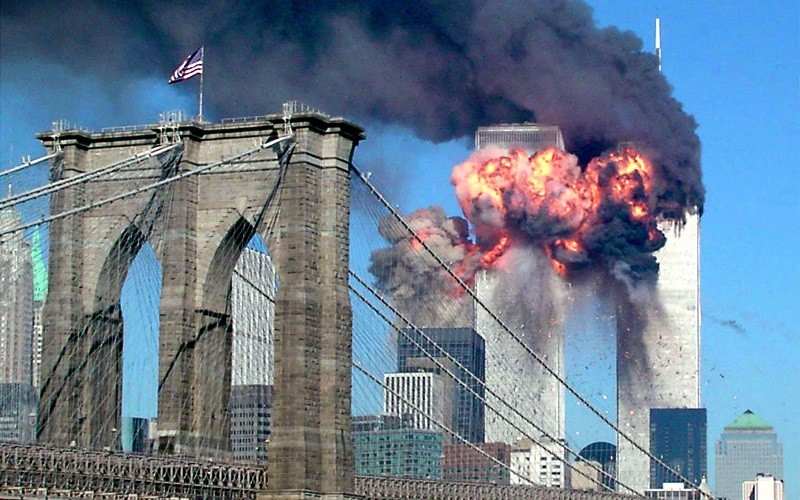 Tòa tháp thứ hai của Trung tâm Thương mại thế giới bốc cháy sau khi bị máy bay do không tặc lái đâm vào trong ngày 11/9/2001. (Ảnh: Reuters)