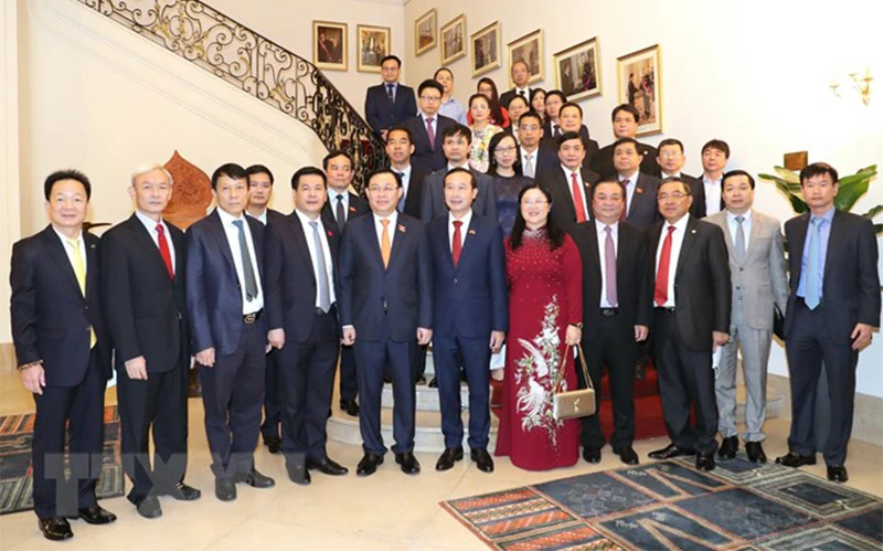 Chủ tịch Quốc hội Vương Đình Huệ với cán bộ Đại sứ quán Việt Nam tại Bỉ.