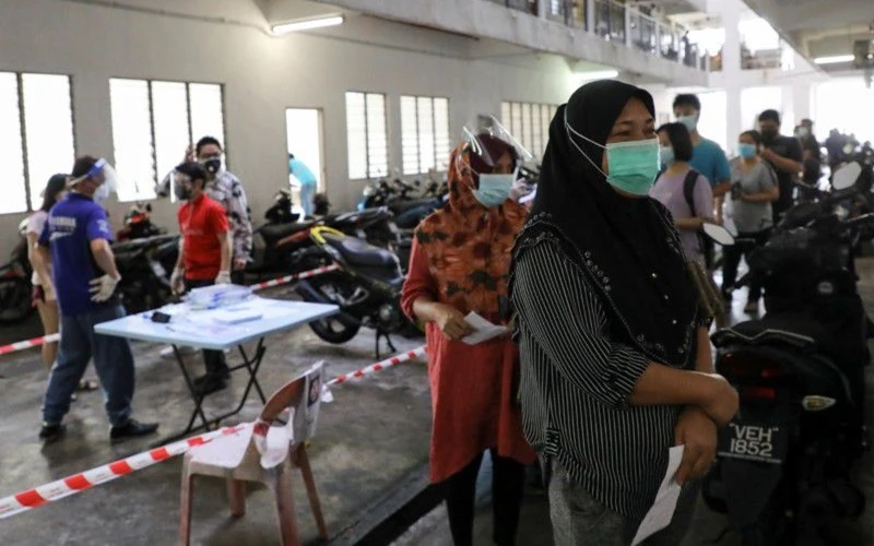 Người dân chờ xét nghiệm Covid-19 tại Seri Kembangan, Malaysia, ngày 12/7/2021. (Ảnh: Reuters)