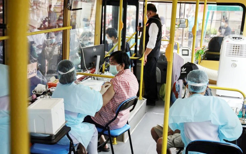 Trạm tiêm vắc-xin lưu động trên xe bus ở Thái Lan.
