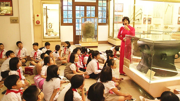 Một tiết học được tổ chức tại Bảo tàng Lịch sử Việt Nam. Ảnh: LÊ MINH