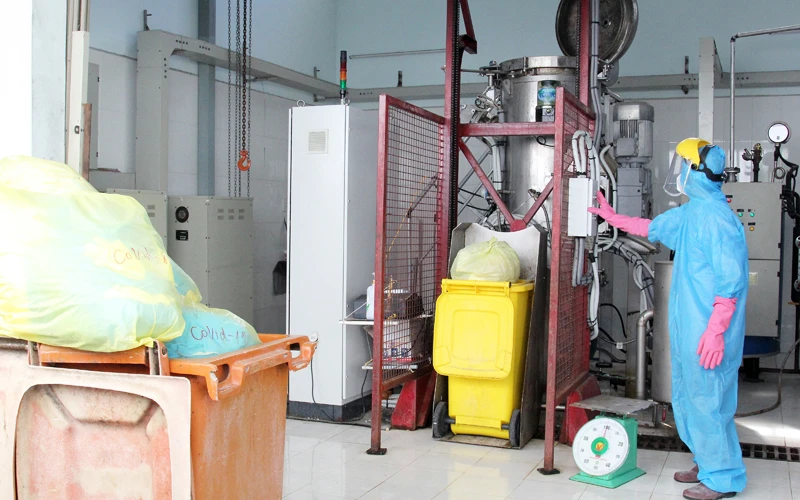 Thu gom, xử lý rác thải y tế Covid-19 tại Bệnh viện đa khoa tỉnh Vĩnh Long. Ảnh: BÁ DŨNG