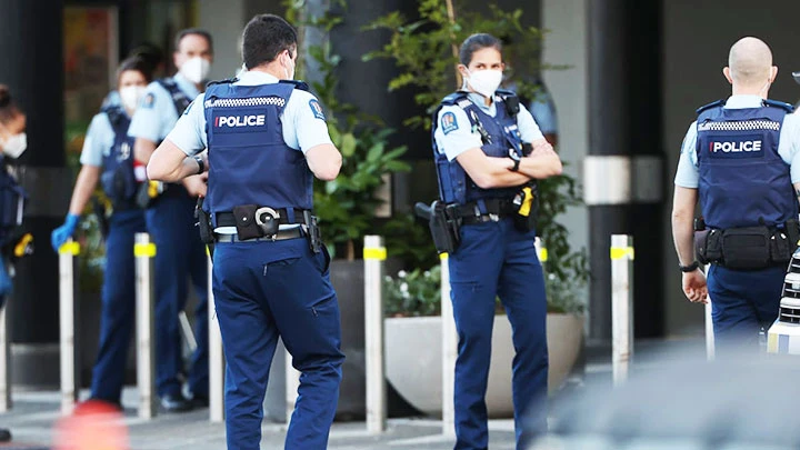 Cảnh sát New Zealand tại hiện trường vụ tiến công khủng bố ở Auckland. Ảnh: CNN