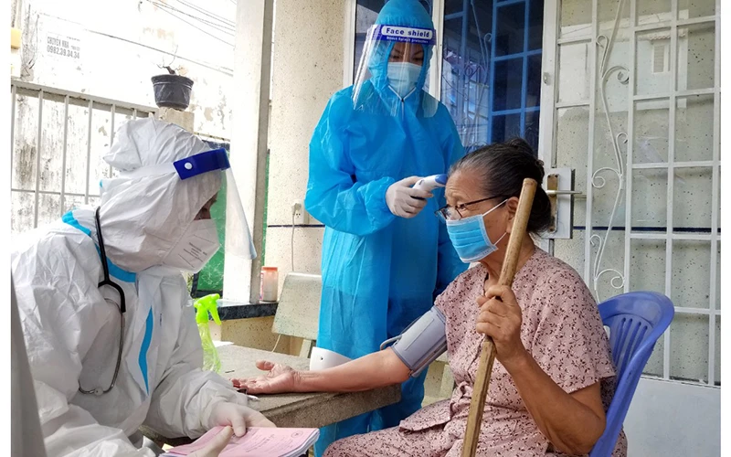 Tiêm vaccine Covid-19 cho người cao tuổi tại TP Hồ Chí Minh. Ảnh: BỘ Y TẾ