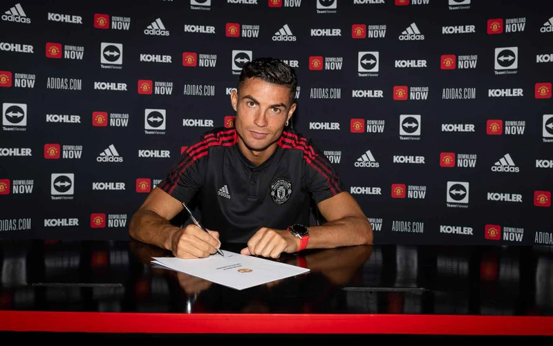 Ronaldo đặt bút ký hợp đồng 2 năm với đội bóng cũ. (Ảnh: Manchester United)