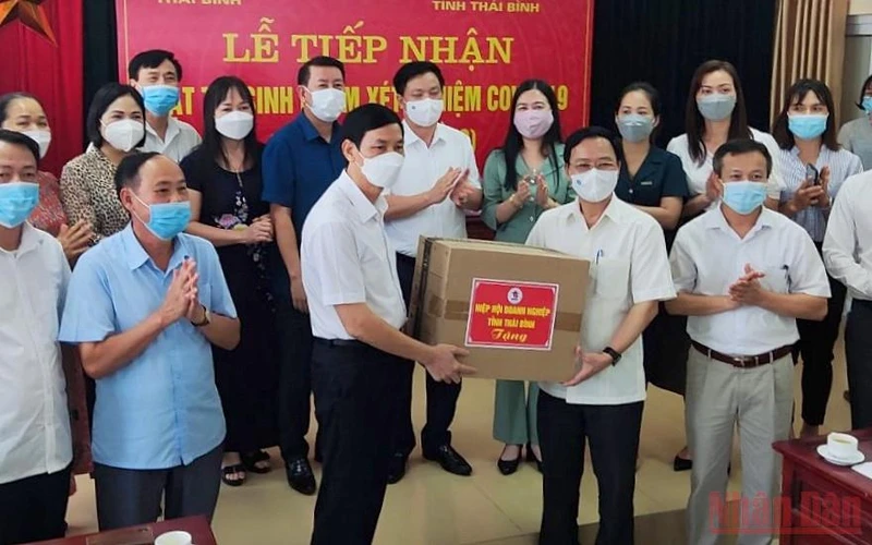 Hiệp hội Doanh nghiệp tỉnh Thái Bình trao tặng CDC Thái Bình vật tư, sinh phẩm trị giá 2 tỷ đồng. (Ảnh: MAI TÚ).