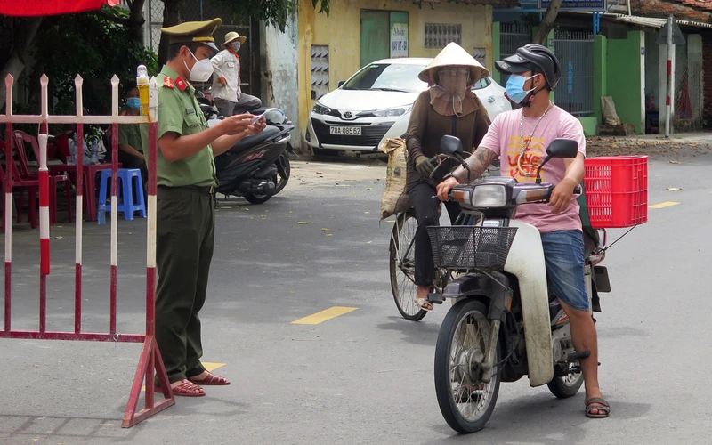 Phường Phú Thạnh, thành phố Tuy Hòa lập chốt kiểm soát chặt chẽ người ra vào. 