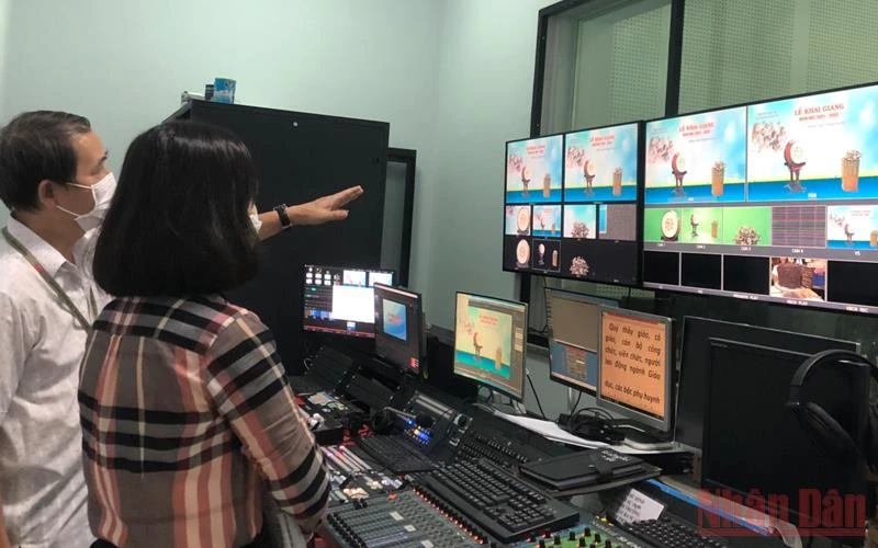 Lãnh đạo Sở Giáo dục và Đào tạo tỉnh Đồng Nai kiểm tra việc phối hợp ghi hình phục vụ việc học qua truyền hình.