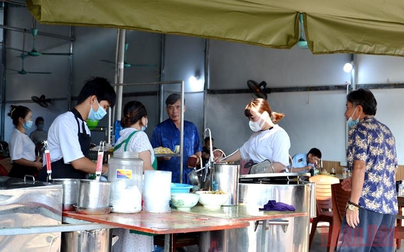 Các quán bán hàng ăn ở thành phố Lào Cai hoạt động trở lại từ sáng ngày 10/9/2021.