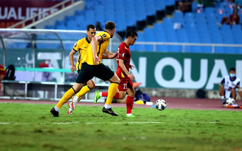 Mặt sân Mỹ Đình xuống cấp thể hiện rõ trong trận đấu giữa đội tuyển Việt Nam và Australia ở vòng loại World Cup 2022 khu vực châu Á (Ảnh: Quang Minh)..
