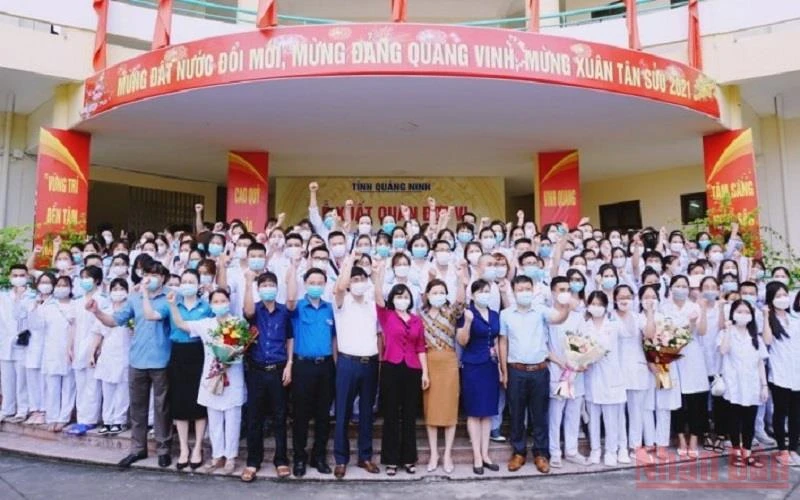 Đoàn cán bộ, nhân viên y tế Quảng Ninh lên đường tham gia chống dịch tại Hà Nội.
