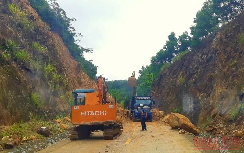Lực lượng chức năng nỗ lực khắc phục hậu quả để thông quốc lộ 9C tại Quảng Bình.