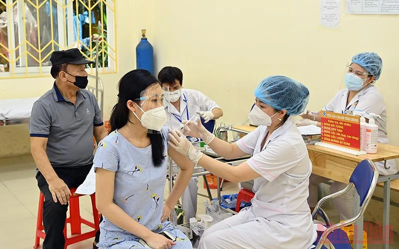 Tiêm vaccine Covid-19 cho người dân phường Quốc Tử Giám, quận Đống Đa. (Ảnh: DUY LINH)