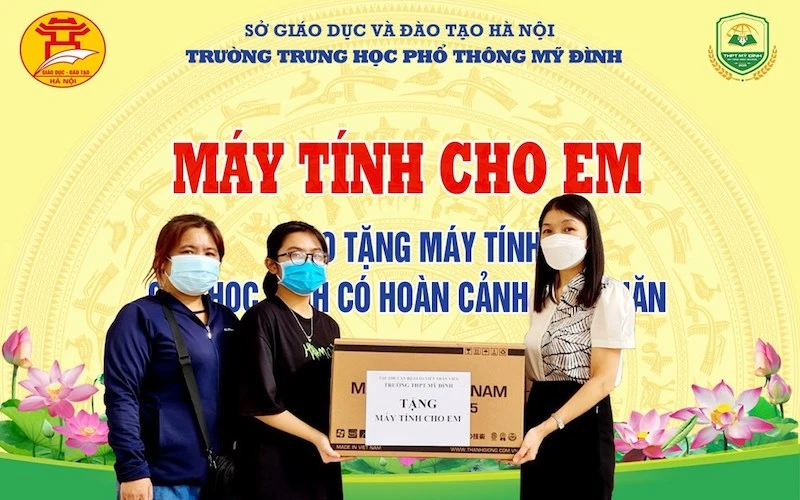 Trường THPT Mỹ Đình (quận Nam Từ Liêm, Hà Nội) trao tặng máy tính cho học sinh.
