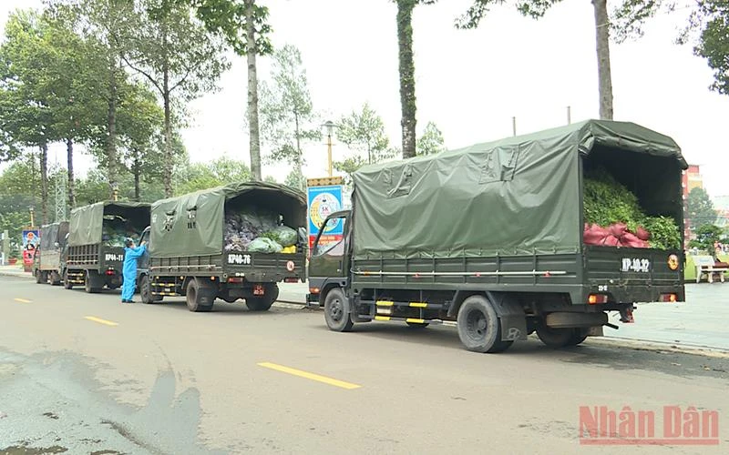 Hơn 7 nghìn túi nhu yếu phẩm do nhân dân Bình Phước quyên góp hỗ trợ TP Hồ Chí Minh.