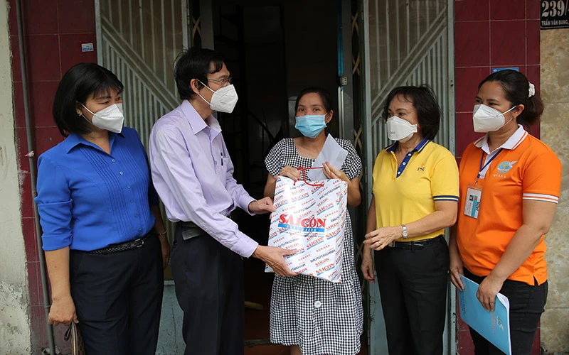 Thăm hỏi, động viên và trao quà cho một thai phụ khó khăn tại Quận 3, TP Hồ Chí Minh.