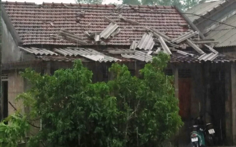 Gió bão đã làm tốc mái 21 nhà dân ở xã Điền Hoà, Phong Hải, Phong Hiền và Phong Xuân, huyện Phong Điền (Thừa Thiên Huế).