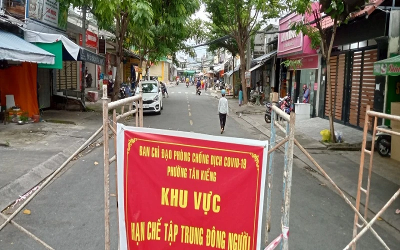 Mặc dù đầu đường Mai Văn Vĩnh (phường Tân Kiểng, quận 7) chính quyền địa phương rào chắn, để bảng “hạn chế tập trung đông người” nhưng bên trong người dân đi lại thoải mái, tự do trong thời gian giãn cách xã hội.