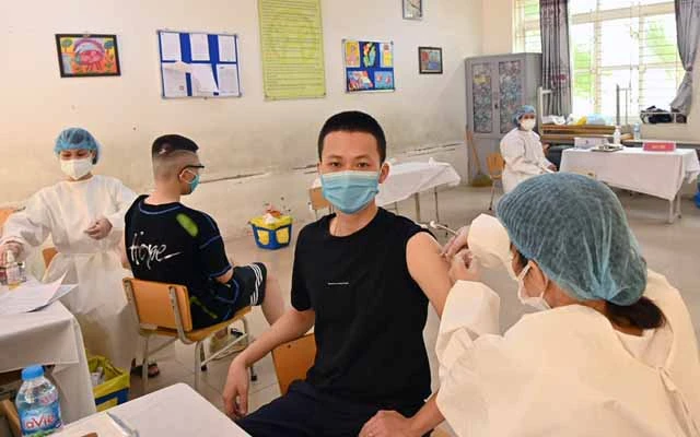 Nhân viên y tế tỉnh Bắc Giang tiêm vaccine Covid-19 cho người dân tại phường Gia Thụy, quận Long Biên (Hà Nội). (Ảnh: Duy Linh)