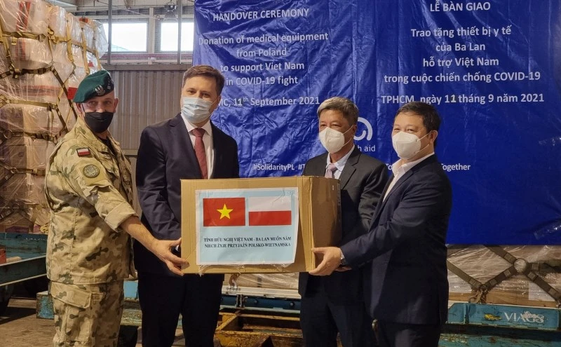Đại diện của Chính phủ Ba Lan trao lô trang thiết bị và vật tư y tế cho đại diện các bộ, ngành và địa phương Việt Nam tại Cảng hàng không quốc tế Tân Sơn Nhất.