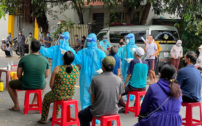 100% người dân ở khu phố Ngô Quyền, phường 5, thành phố Tuy Hòa đã được lấy mẫu xét nghiệm lần thứ 4 để thiết lập vùng xanh an toàn.