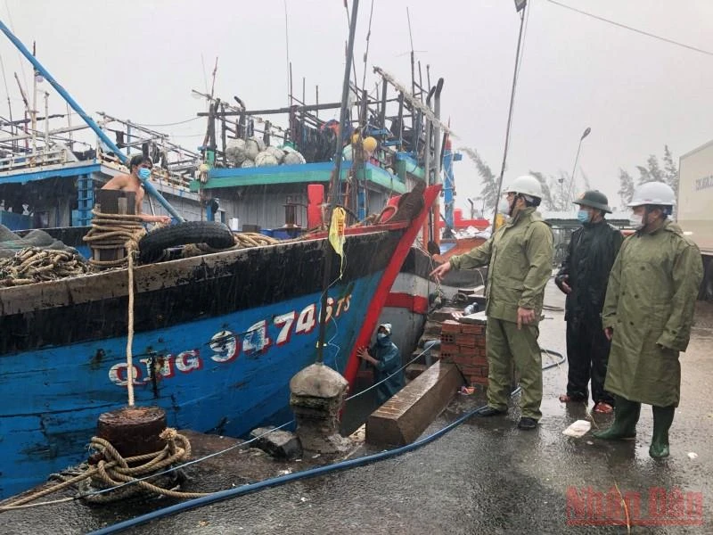 Phó Chủ tịch UBND tỉnh Quảng Ngãi Trần Phước Hiền (thứ 3 từ phải sang) kiểm tra công tác sắp xếp, neo đậu tàu cá tránh trú bão số 5 tại cảng Tịnh Kỳ, TP Quảng Ngãi.