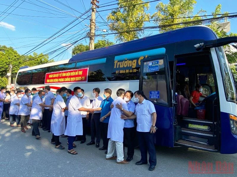 Lãnh đạo UBND tỉnh, Sở Y tế và nhân dân Điện Biên tiễn các y, bác sĩ lên đường hỗ trợ Bình Dương chống dịch.