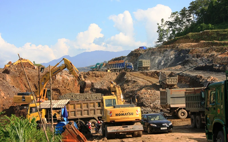 Công ty TNHH Xây dựng, thương mại Lilama khai thác quặng apatit trên mặt bằng Dự án xây khách sạn, nhà hàng, tại xã Đồng Tuyển, TP Lào Cai, năm 2014.