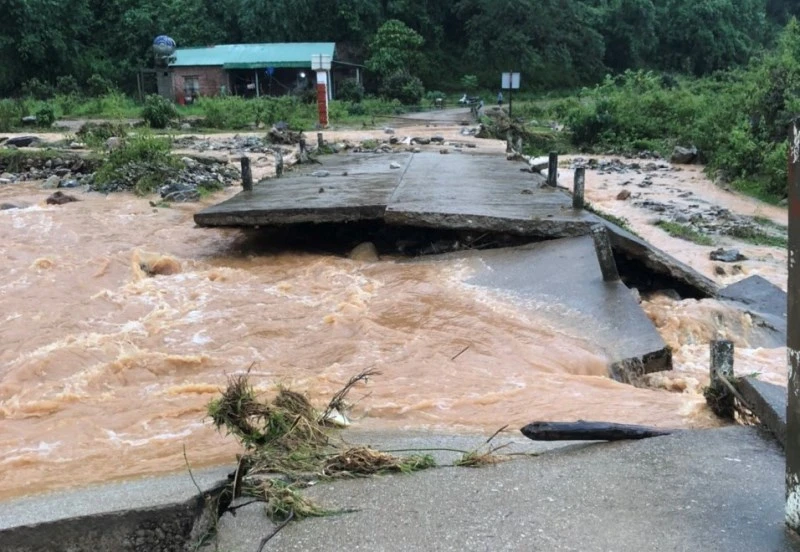 Cầu liên thôn từ Kạch Nhỏ qua Năng nhỏ 2, xã Đăk Sao, huyện Tu Mơ Rông, bị sập do bão số 5.