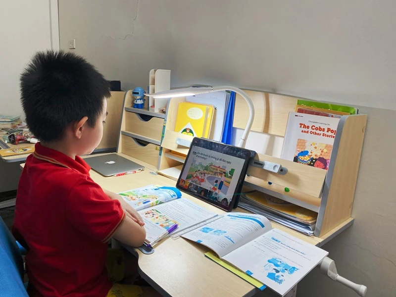 Học sinh Trường tiểu học Tràng An (quận Hoàn Kiếm, Hà Nội) học trực tuyến.