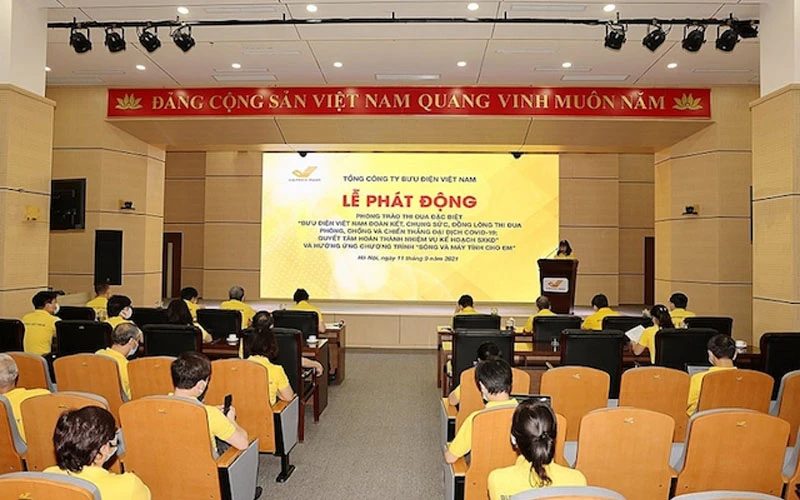 Bưu điện Việt Nam công bố ủng hộ 10.000 thiết bị thông minh cho chương trình ''Sóng và máy tính cho em''. (Ảnh: kinhtedothi.vn) 