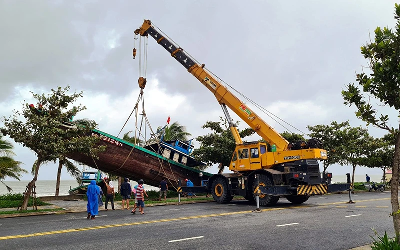 Hỗ trợ ngư dân đưa tàu cá lên bờ ở Đà Nẵng. Ảnh: THANH TÙNG