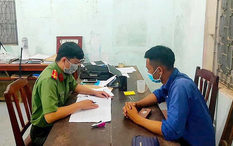 Công an huyện Cát Tiên (tỉnh Lâm Đồng) làm việc với lái xe vi phạm tại chốt kiểm soát phòng, chống dịch Covid-19. Ảnh: HOÀNG SA 