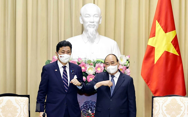 Chủ tịch nước Nguyễn Xuân Phúc và Bộ trưởng Quốc phòng Nhật Bản Kishi Nobuo. (Ảnh: Dương Giang/TTXVN)