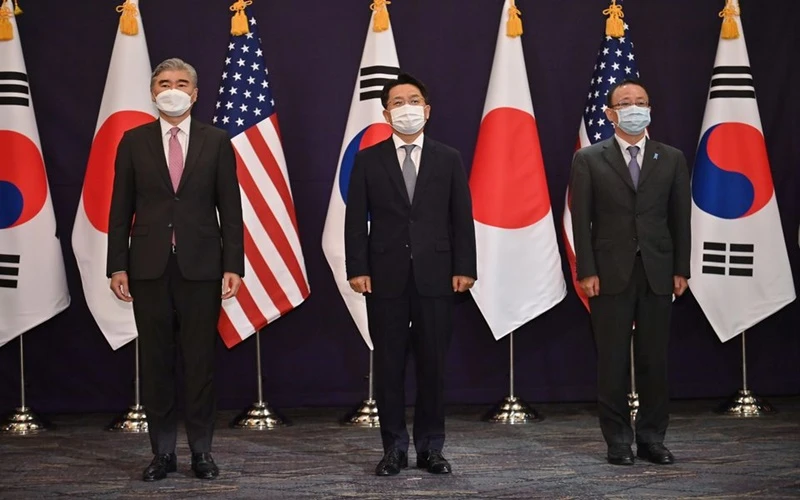 Ông Sung Kim (bên trái), ông Noh Kyu-duk (giữa) và ông Takehiro Funakoshi tham gia cuộc họp 3 bên tại Hàn Quốc, tháng 6/2021. (Ảnh: Reuters)